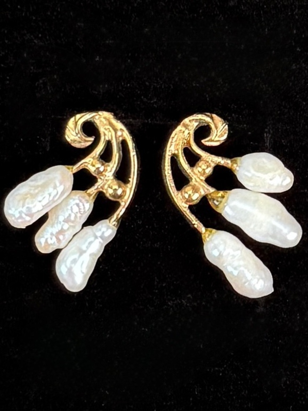 Vintage Goldtone Faux freshwater pearl pierced earrings
